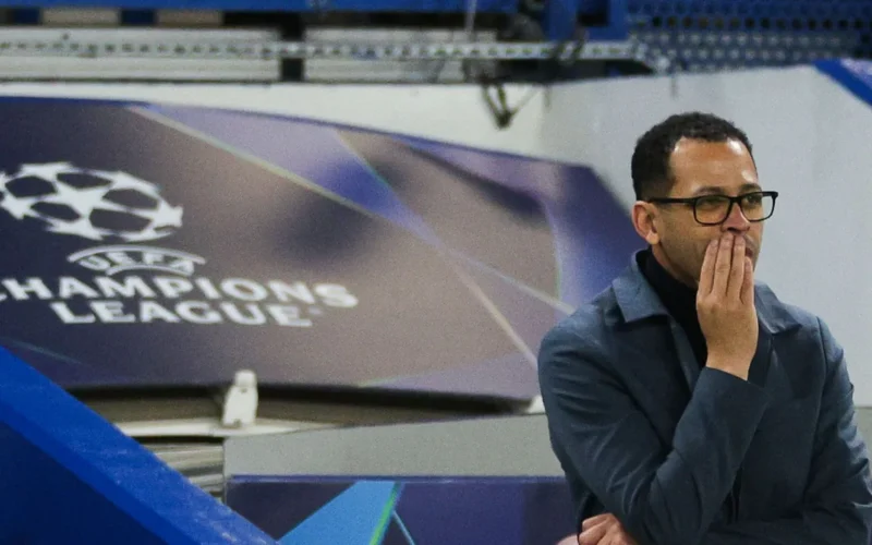 ليام روزينيور يدافع عن تبديلات تشيلسي بعد الهزيمة الساحقة أمام باريس سان جيرمان